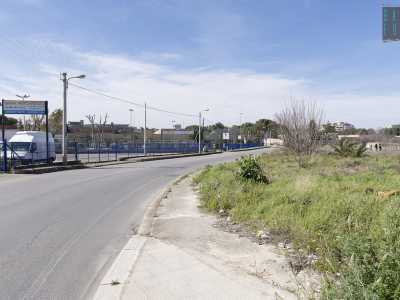 Le caserme dopo una curva lasciano per� spazio alla campagna. In realt� sulla sinistra si trova un�area adibita a parcheggio per camper e a diverse attivit� commerciali